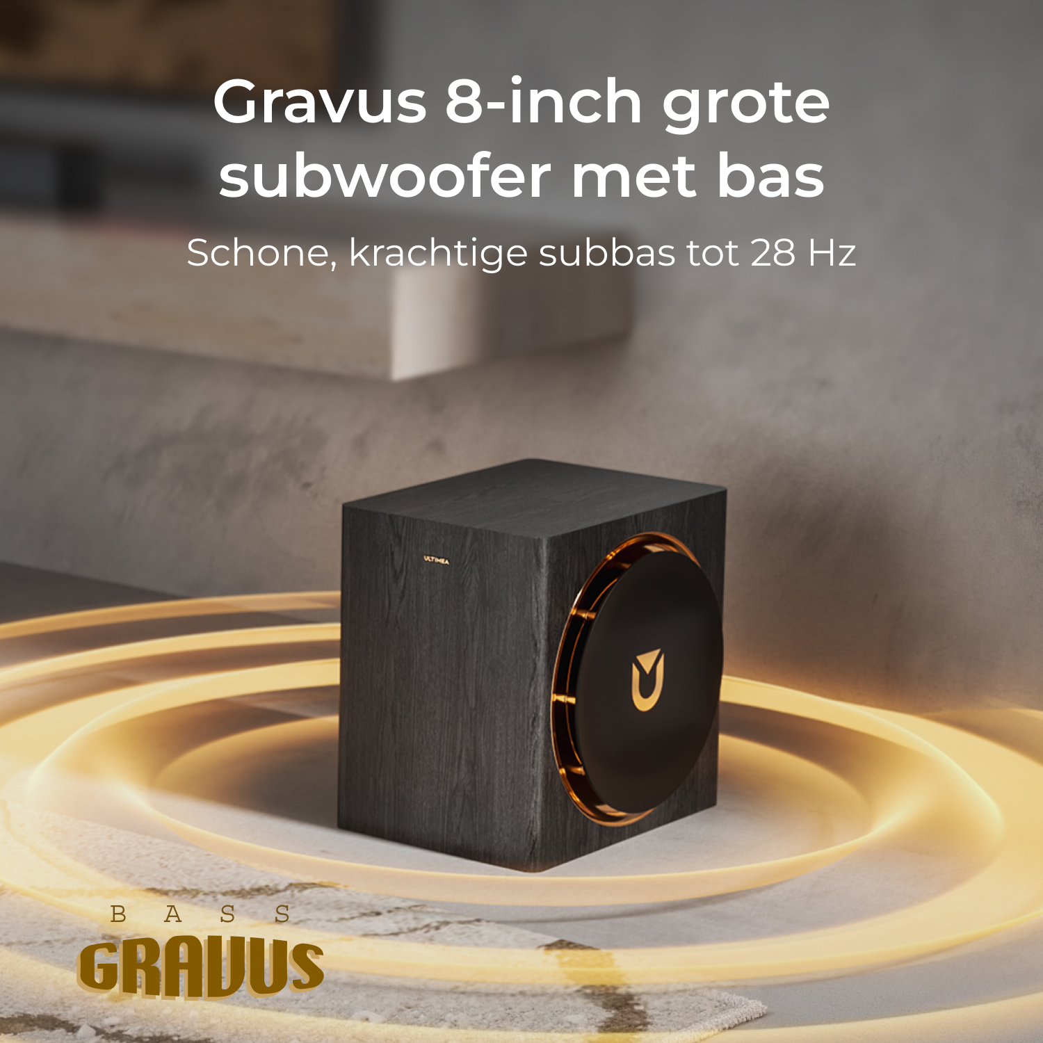 Un caisson de basses noir avec des accents dorés. Le texte dit 'Gravus 8-inch grote subwoofer met bas'. L'arrière-plan est flou.
