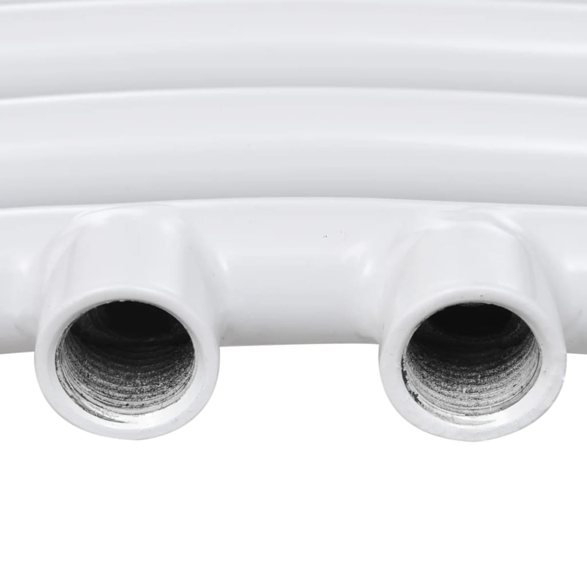 Nahaufnahme von weißen Rohrfittings. Zwei offene, mit Gewinde versehene Enden sind sichtbar, vor weißem Hintergrund. Parallele Rohre im Hintergrund.