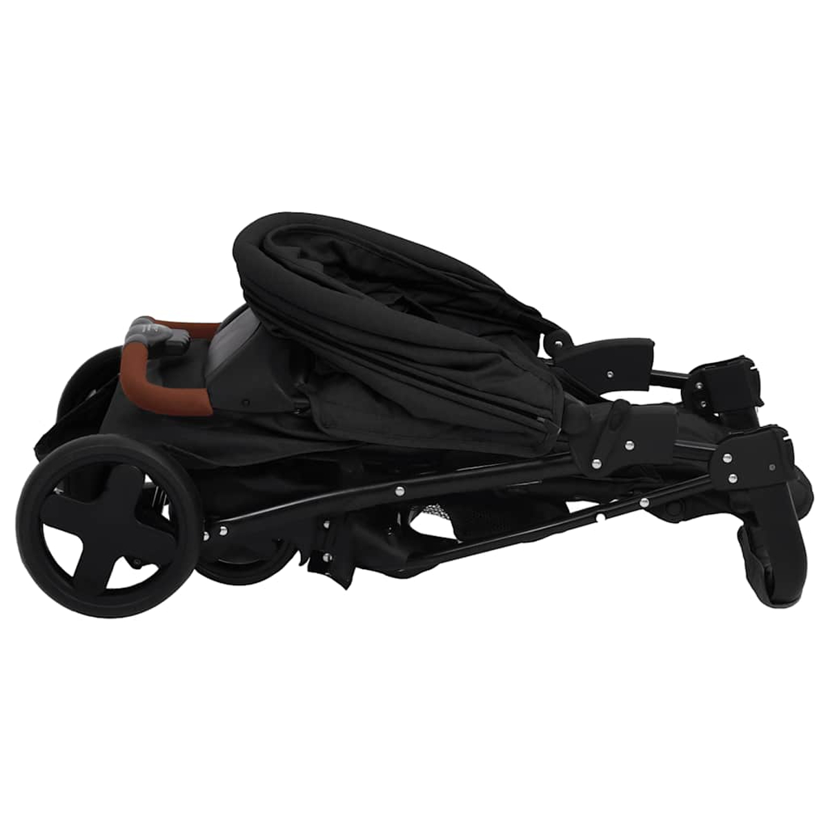 Ein zusammengeklappter schwarzer Kinderwagen mit braunem Griff. Die Räder sind schwarz. Der Kinderwagen steht vor weißem Hintergrund.