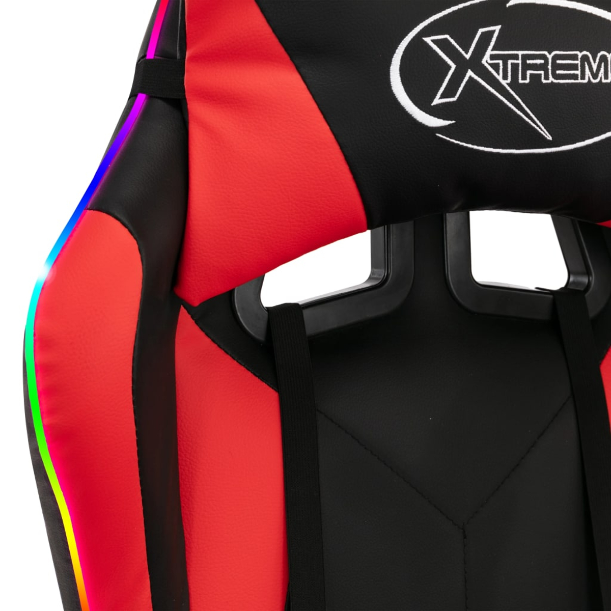 Nahaufnahme eines Gaming-Stuhls. Er hat rotes und schwarzes Leder. Der Stuhl hat einen bunten LED-Streifen an der Seite.