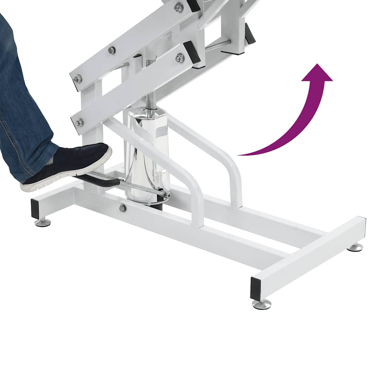 Ein Fuß betätigt ein Pedal auf einem weißen Lifttisch. Ein lila Pfeil zeigt die Hebebewegung.