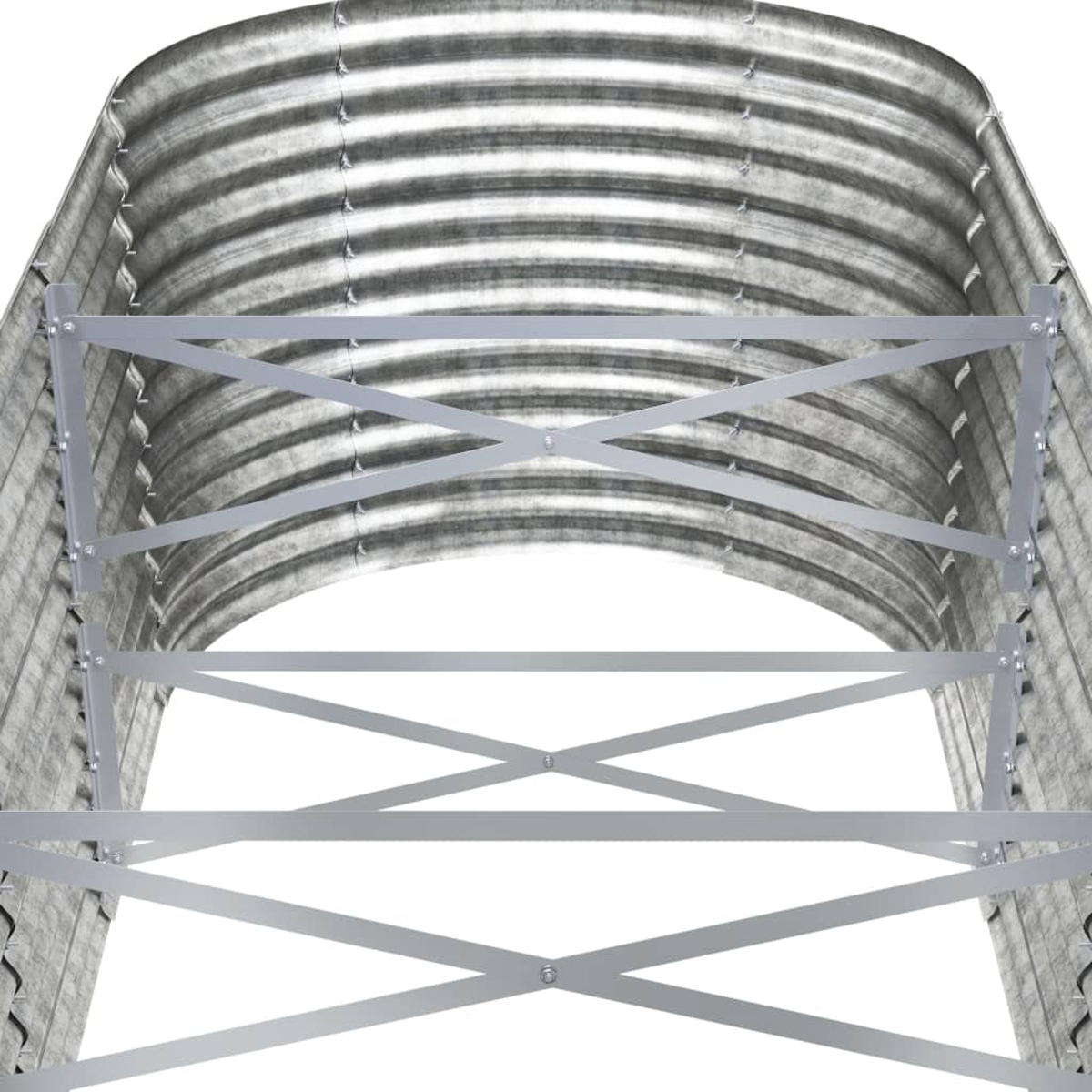 Ein Metallfensterschacht. Der Schacht hat eine Wellblechwand und einen Metallstützrahmen.