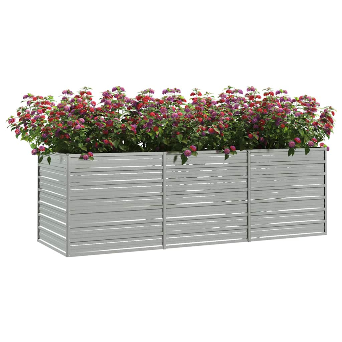 Eine graue Pflanzkasten mit horizontalen Lamellen ist mit leuchtend roten und violetten Blütenpflanzen vor weißem Hintergrund gefüllt.