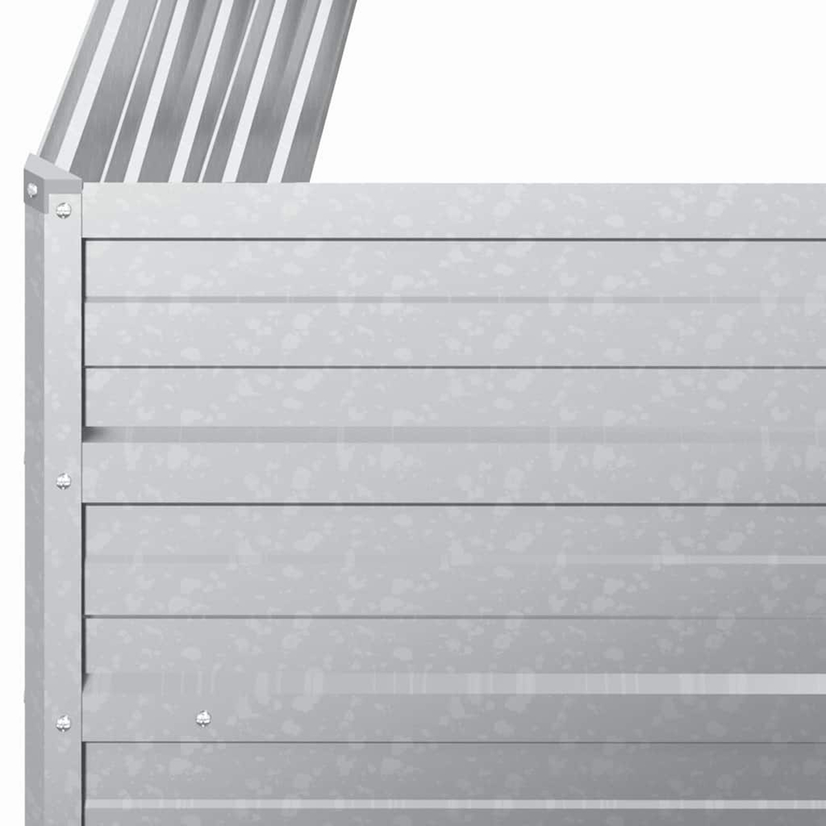 Nahaufnahme einer grauen Metallkonstruktion. Horizontale Paneele und vertikale Stützen sind sichtbar. Die Oberseite hat abgewinkelte Metallstücke.