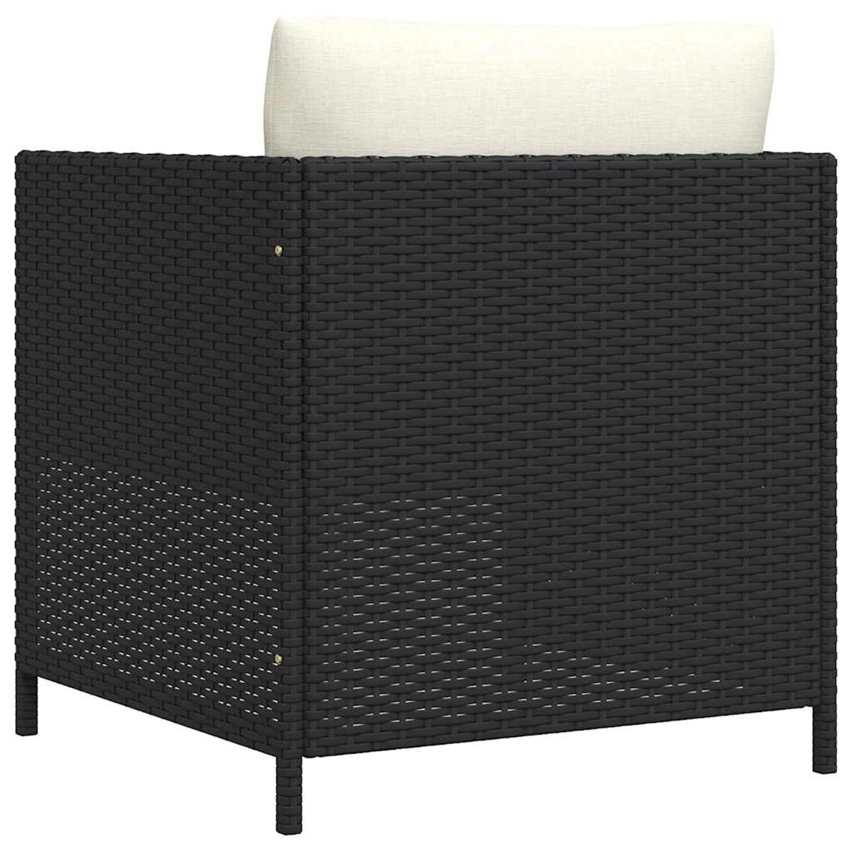 Ein schwarzer Rattan-Stuhl mit einem cremefarbenen Kissen. Der Stuhl hat eine quadratische Form mit sichtbarer Webstruktur. Das Kissen ist oben.