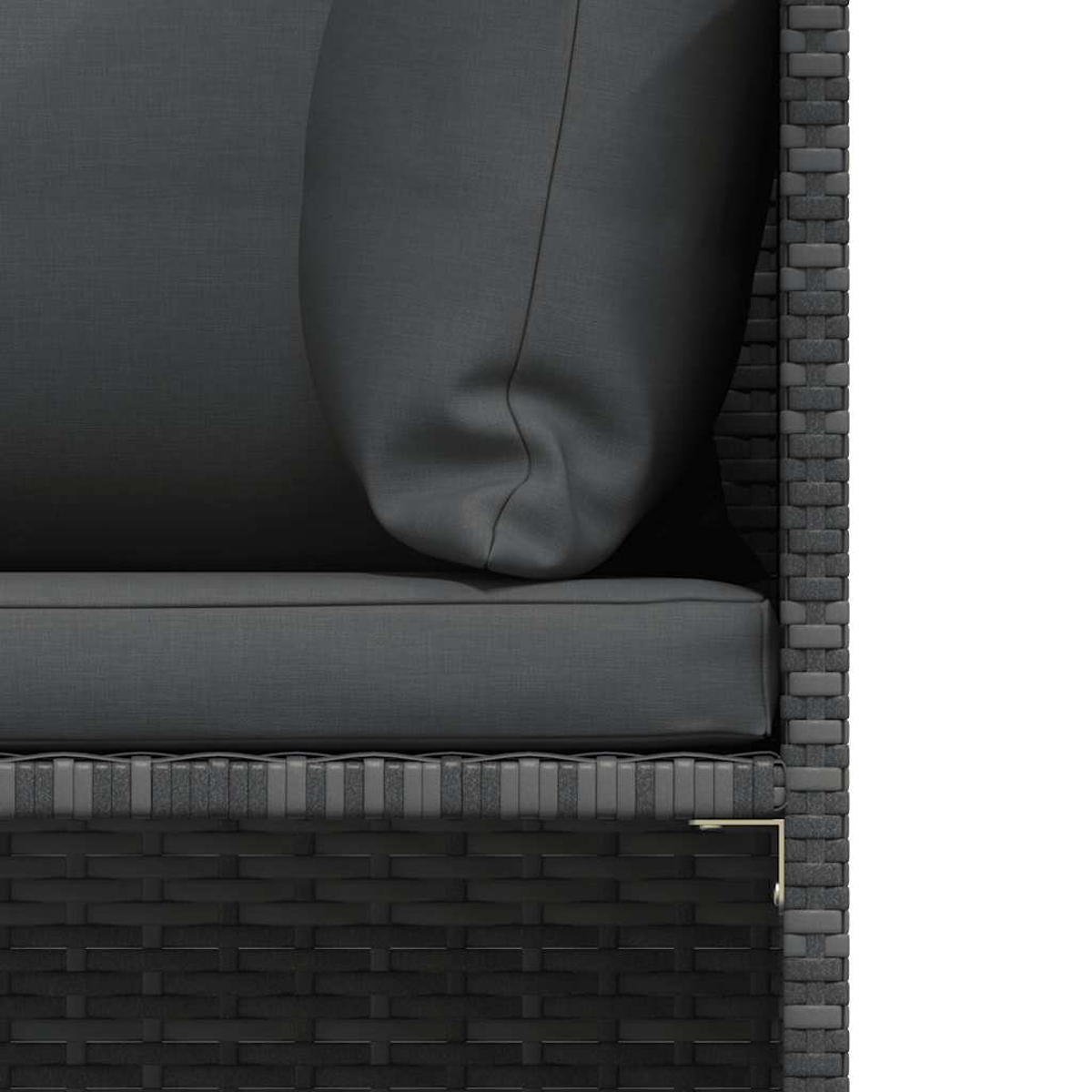 Nahaufnahme eines grauen Sofas im Freien. Ein großes Kissen und ein Sitzkissen sind sichtbar. Der Rahmen ist dunkelgrau gewebt.