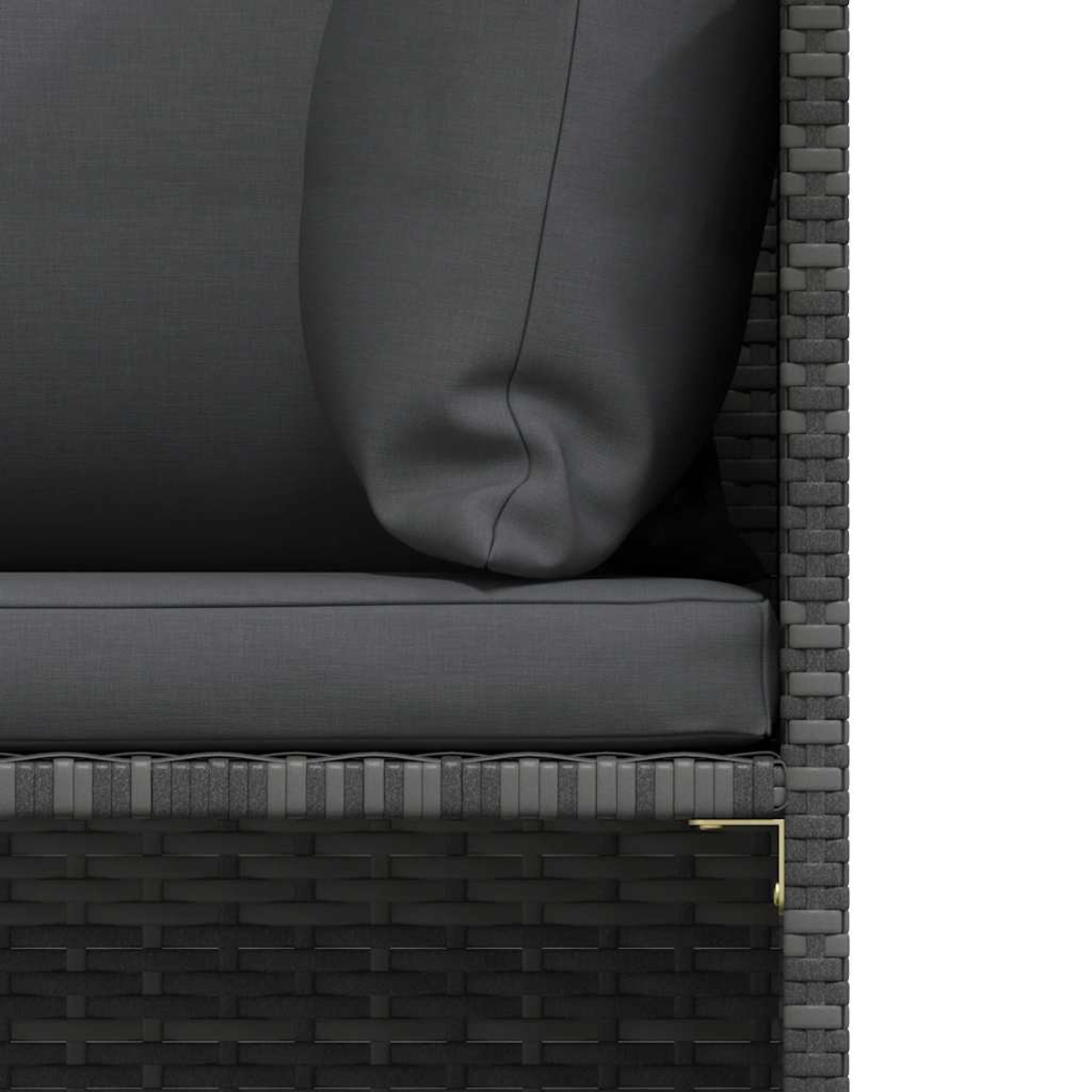 Nahaufnahme eines grauen Sofas im Freien. Zeigt ein Kissen und ein Kopfkissen. Gewebter Sockel und ziegelartiger Seitenrahmen.