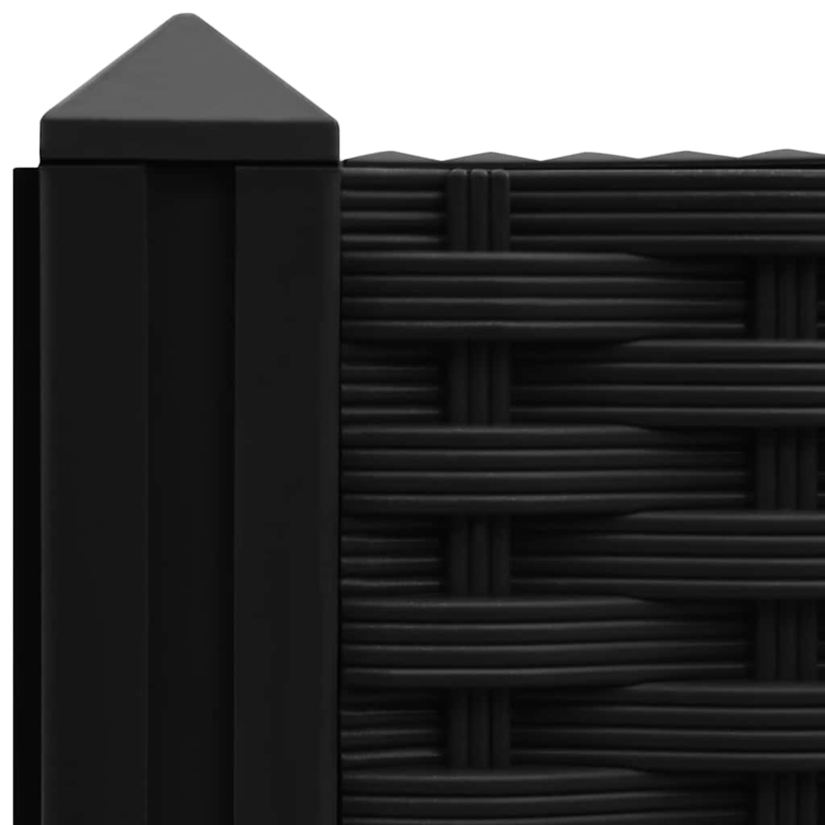 Nahaufnahme eines schwarzen Zaunabschnitts. Der Zaun hat ein gewebtes Muster und einen Pfosten mit Pyramidenaufbau. Die Farben sind Schwarz und Weiß.