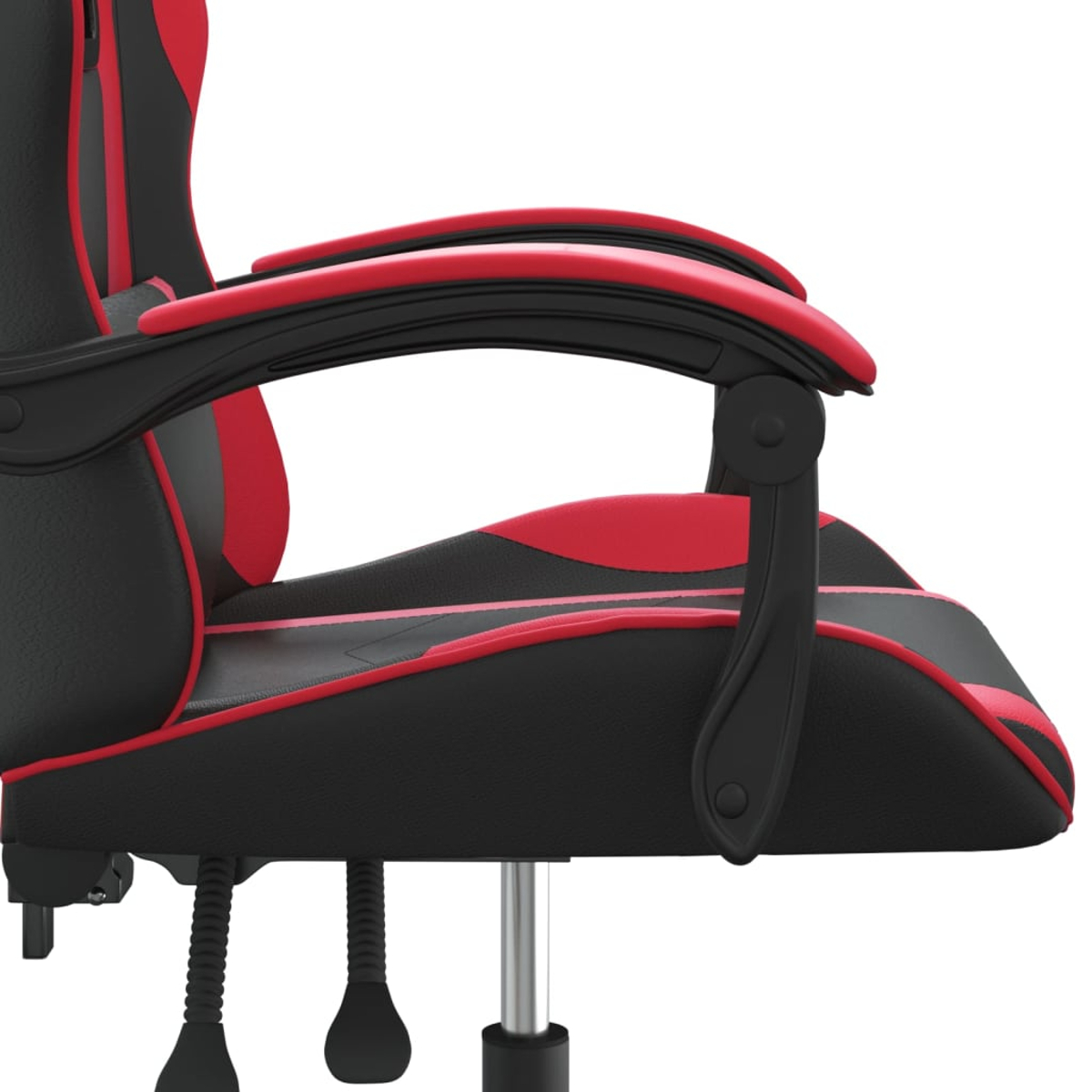 Gaming-Stuhl. Schwarzes und rotes Design. Mit Armlehnen und hoher Rückenlehne. Der Stuhl steht auf weißem Hintergrund und ist leicht nach rechts geneigt.