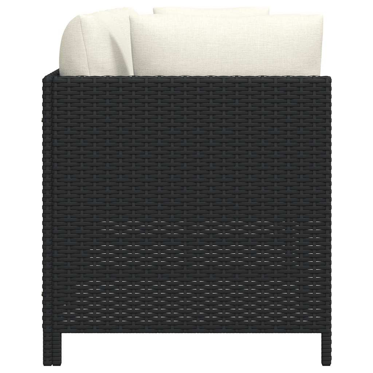 Ein schwarzes Outdoor-Sofa aus Korbgeflecht mit weißen Kissen. Das Sofa hat eine quadratische Form und steht auf weißem Hintergrund.