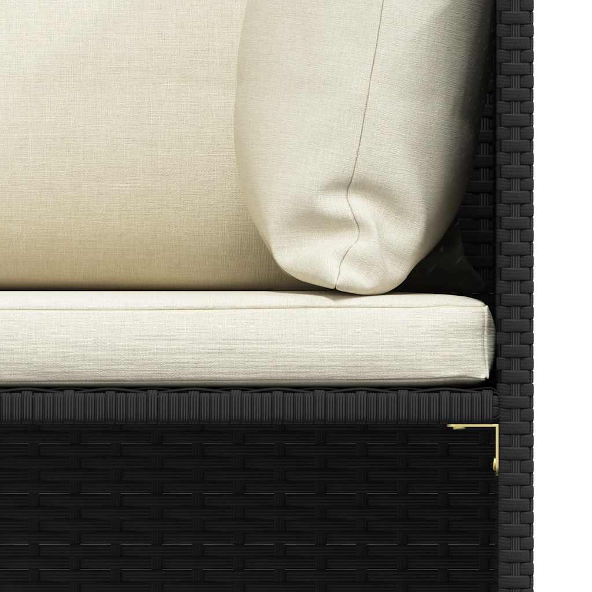 Nahaufnahme eines schwarzen gewebten Outdoor-Sofas mit cremefarbenen Kissen und einem Kissen. Ein goldenes Eckdetail befindet sich rechts.