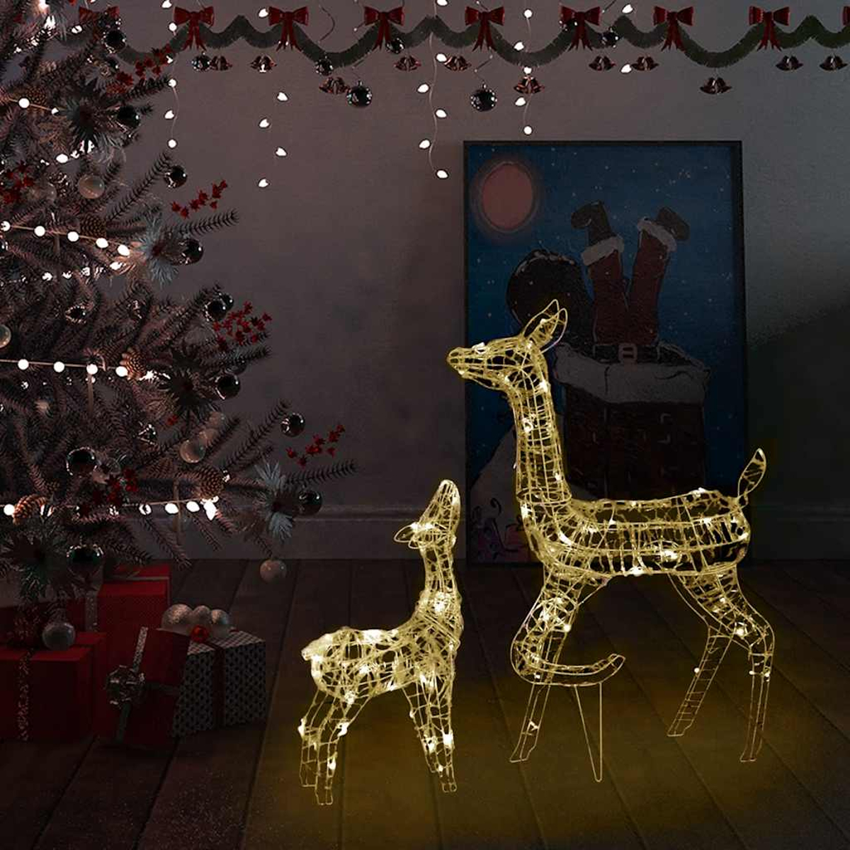 Beleuchtete Rentierdekorationen neben einem Weihnachtsbaum und einem Gemälde von Santa Claus in einem Schornstein. Geschenke sind sichtbar.