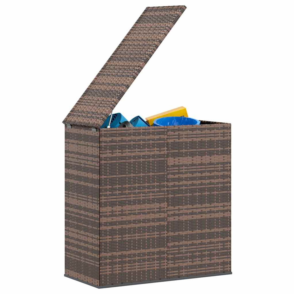Eine braune Korb-Aufbewahrungsbox mit offenem Deckel, die gerollte Matten und einen blauen Eimer zeigt. Der Hintergrund ist weiß.