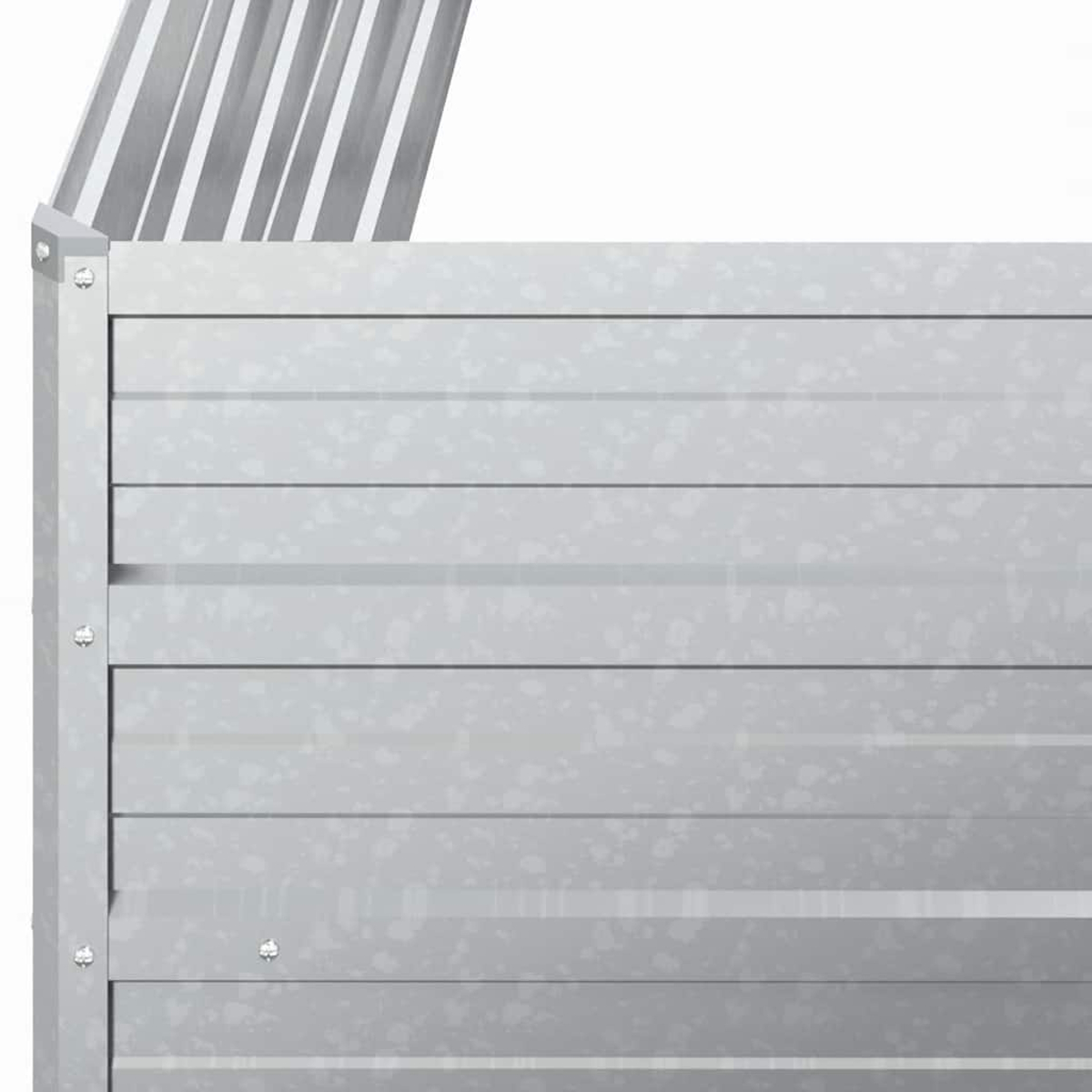 Nahaufnahme einer Metallkonstruktion. Sie hat horizontale Paneele. Der obere Teil zeigt ein schräges, paralleles Metalldach.