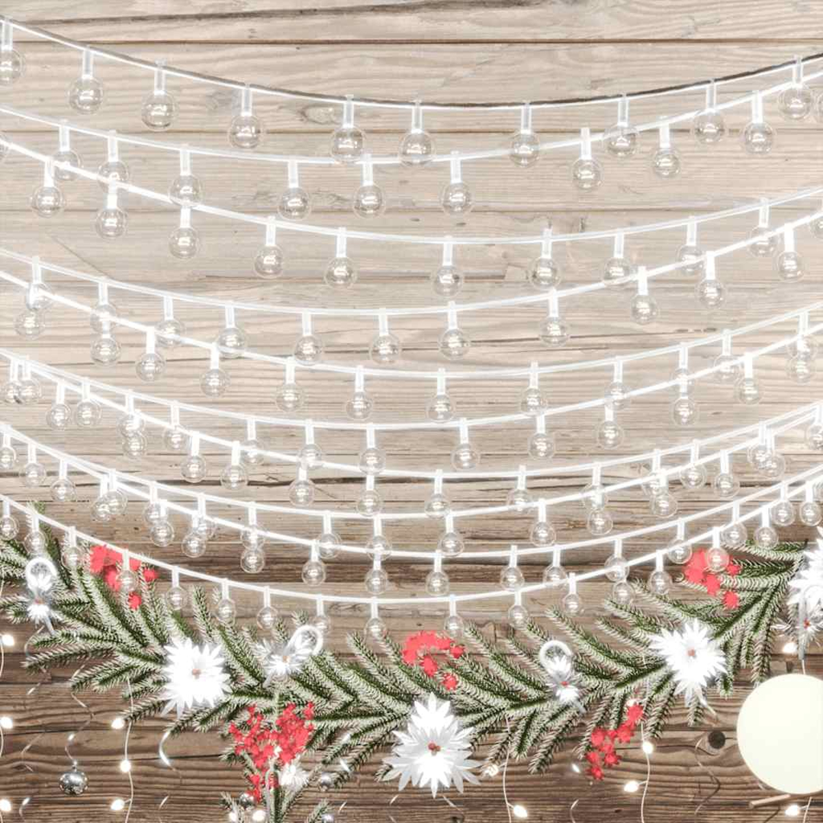 Festliche Szene mit Lichterketten, Girlanden und Blumenschmuck. Holziger Hintergrund mit warmer, einladender Atmosphäre.