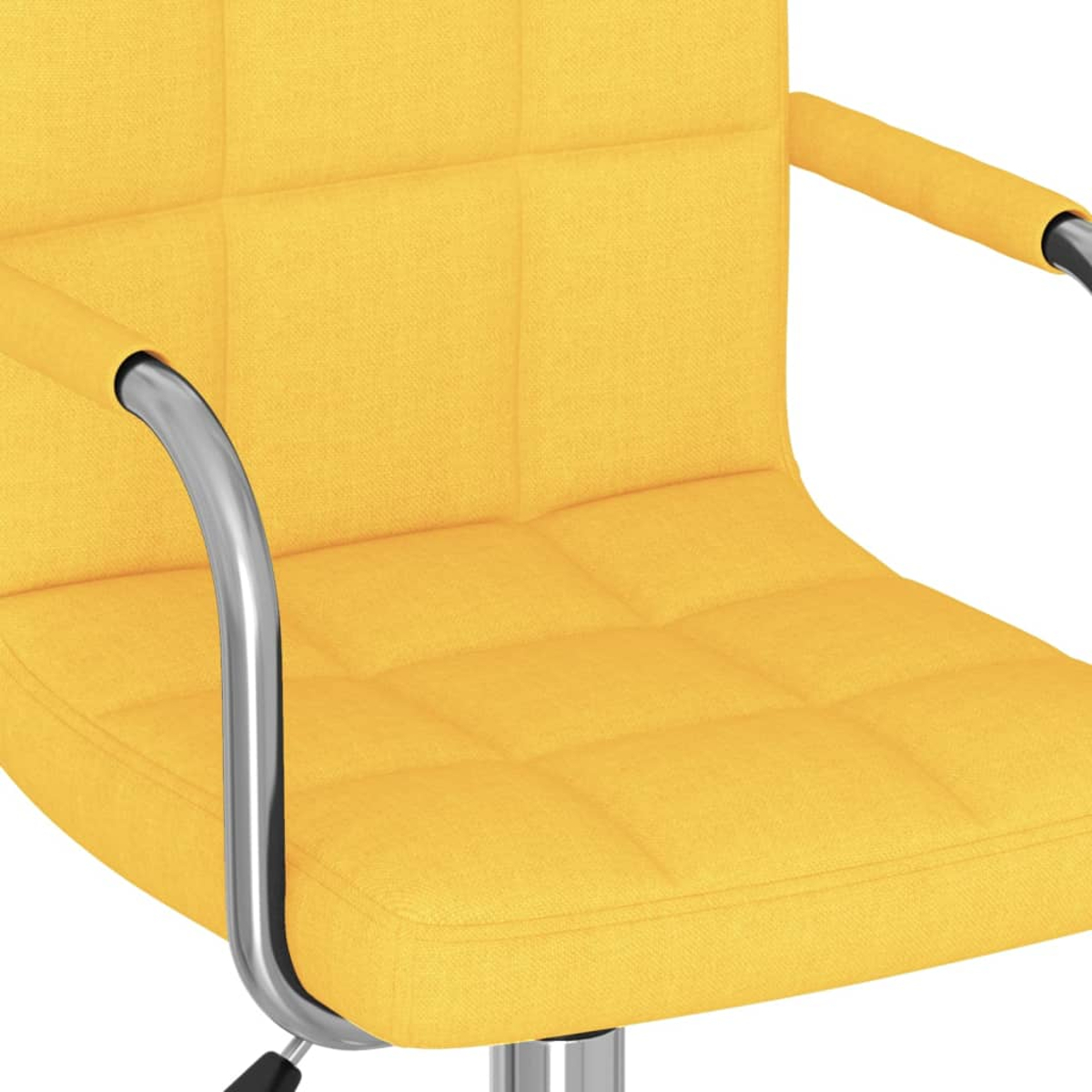 Primer plano de una silla de oficina amarilla acolchada con reposabrazos y base plateados.