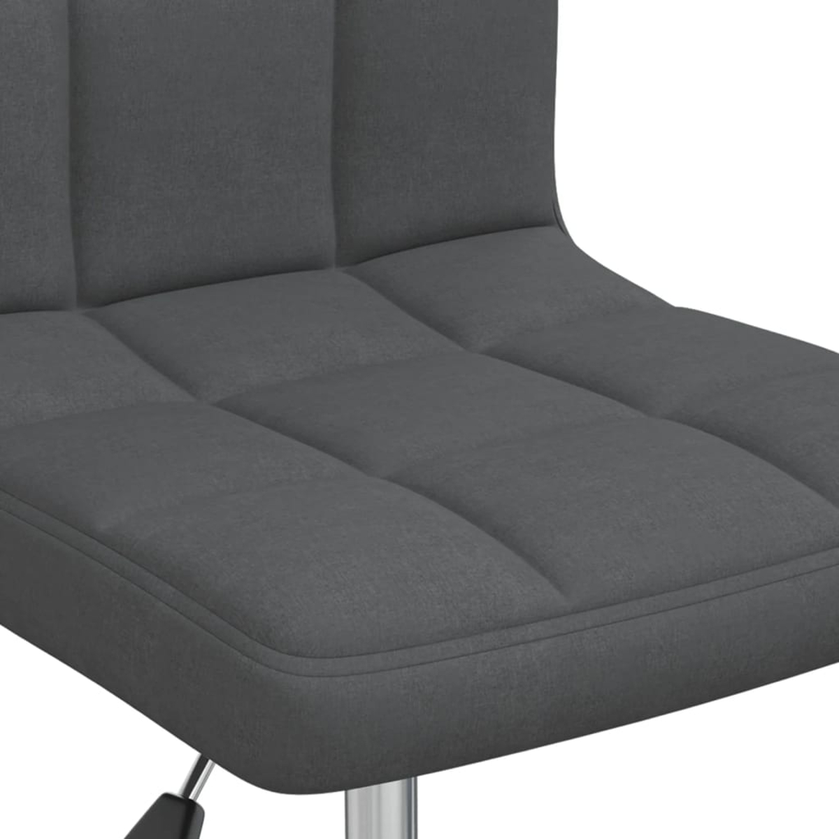 Nahaufnahme eines grau gepolsterten Stuhls. Sitz und Rücken sind gesteppt. Chrombasis und schwarzer Hebel unten sichtbar.