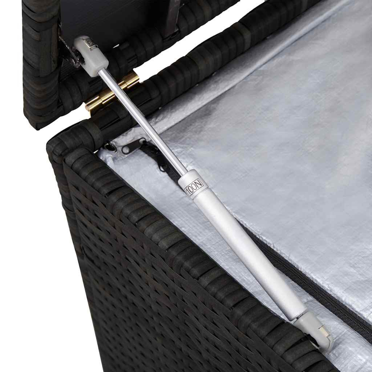 Nahaufnahme einer schwarzen, gewebten Aufbewahrungsbox. Eine silberne Gasfeder ist sichtbar, die den Deckel stützt. Der Innenraum ist mit silbernem Material bedeckt.