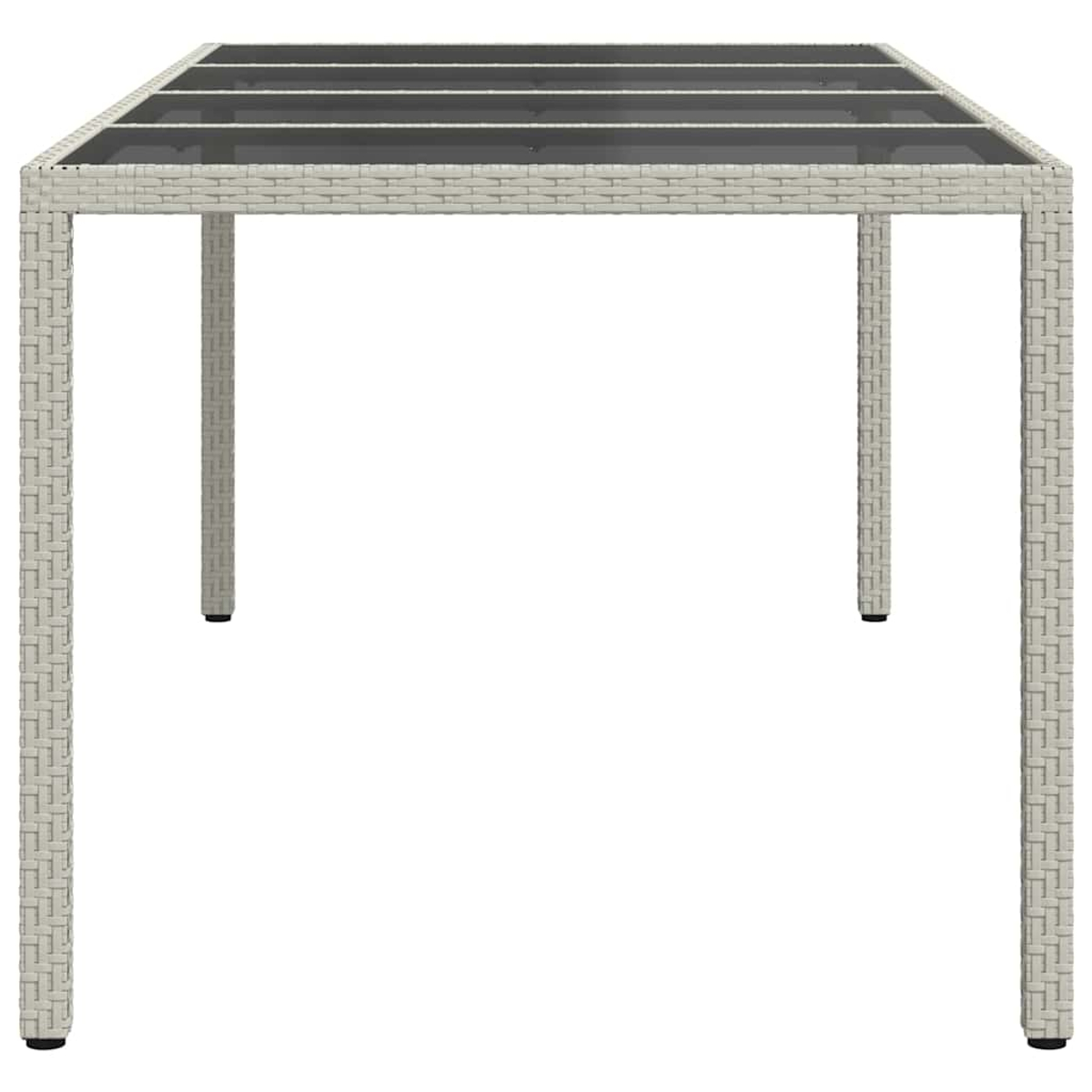 Ein rechteckiger Gartentisch mit gewebtem beigen Rahmen und dunkler Glasplatte. Der Tisch hat vier Beine und ist auf Weiß isoliert.
