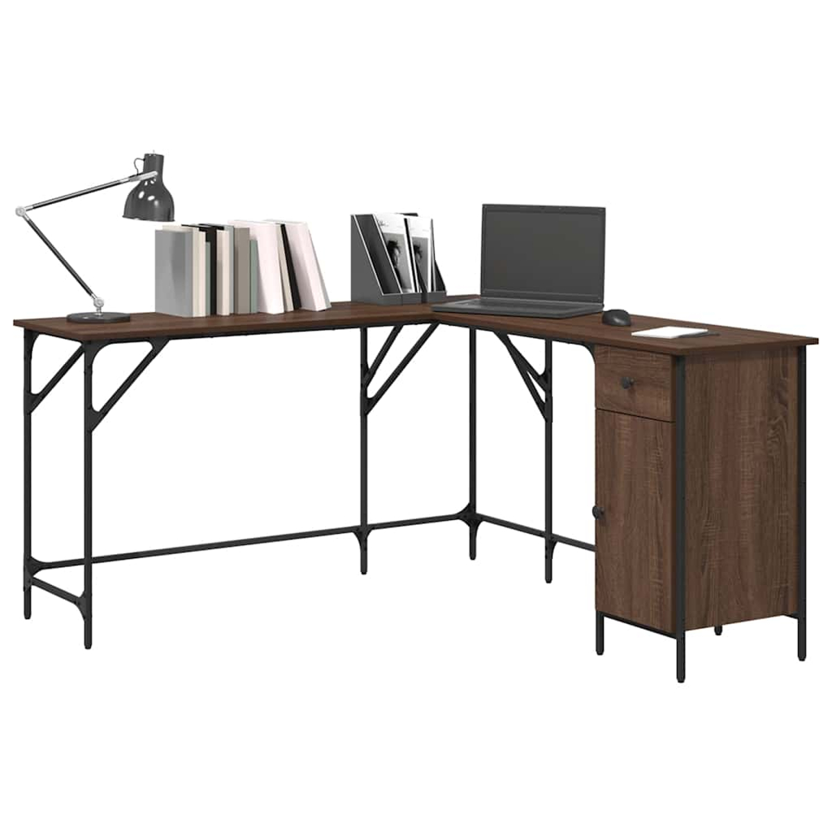 Ein brauner L-förmiger Schreibtisch mit Laptop, Lampe, Büchern und Schrank. Der Schreibtisch hat schwarze Metallstützen.