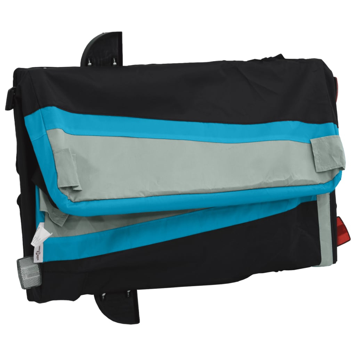 Ein zusammengeklappter schwarzer Kinderwagen mit blau-grauen Streifen. Er hat einen Reflektor und ein Etikett. Der Hintergrund ist weiß.