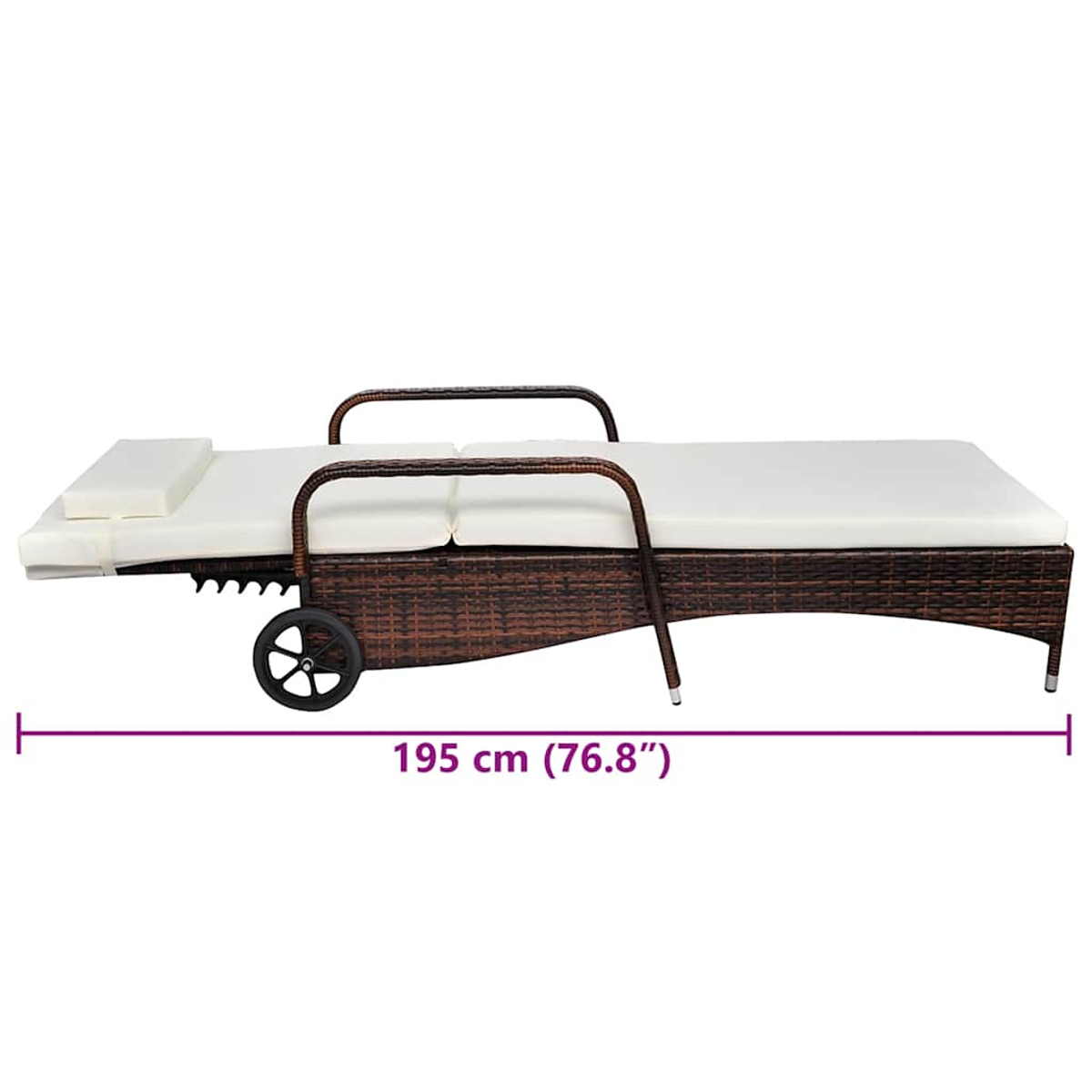 Ein braunes Outdoor-Tagesbett aus Korbgeflecht mit weißem Kissen. Es hat Räder und Griffe. Die Größe beträgt 195 cm.
