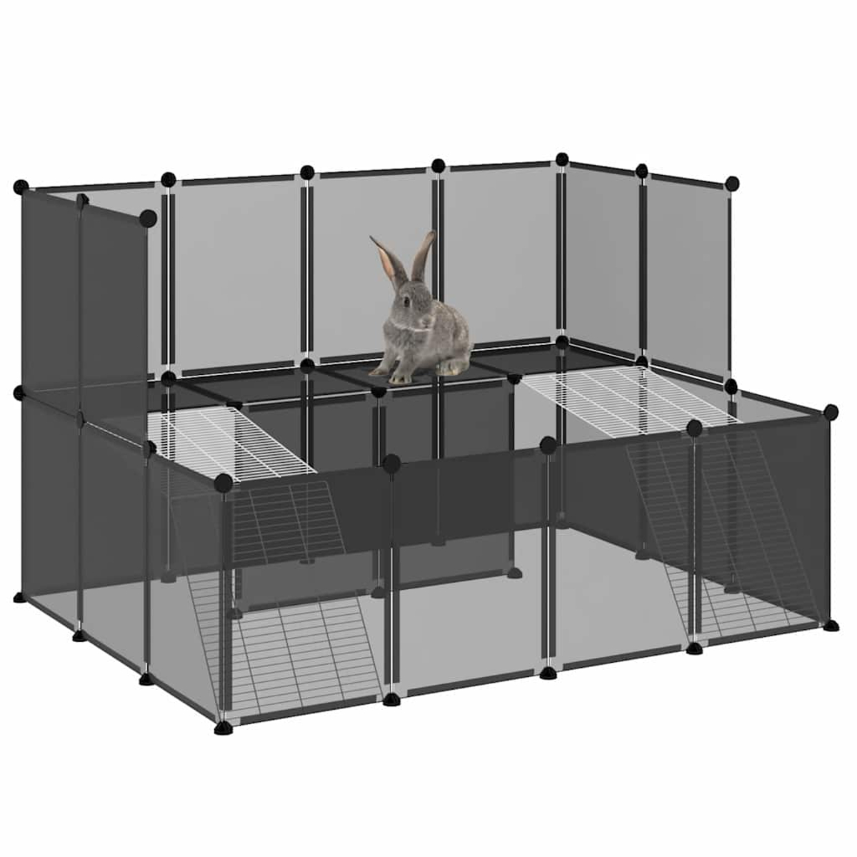 Ein graues Kaninchen sitzt in einem modularen Gehege mit schwarzen Rahmen, transparenten Paneelen und Drahtgitterrampen.
