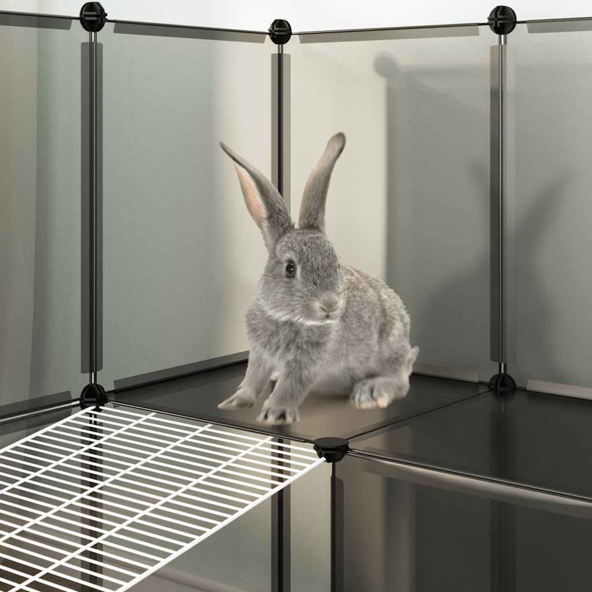 Ein graues Kaninchen sitzt in einem modularen Gehege. Das Gehege hat graue Paneele und eine weiße Rampe. Schwarze Verbinder halten es zusammen.