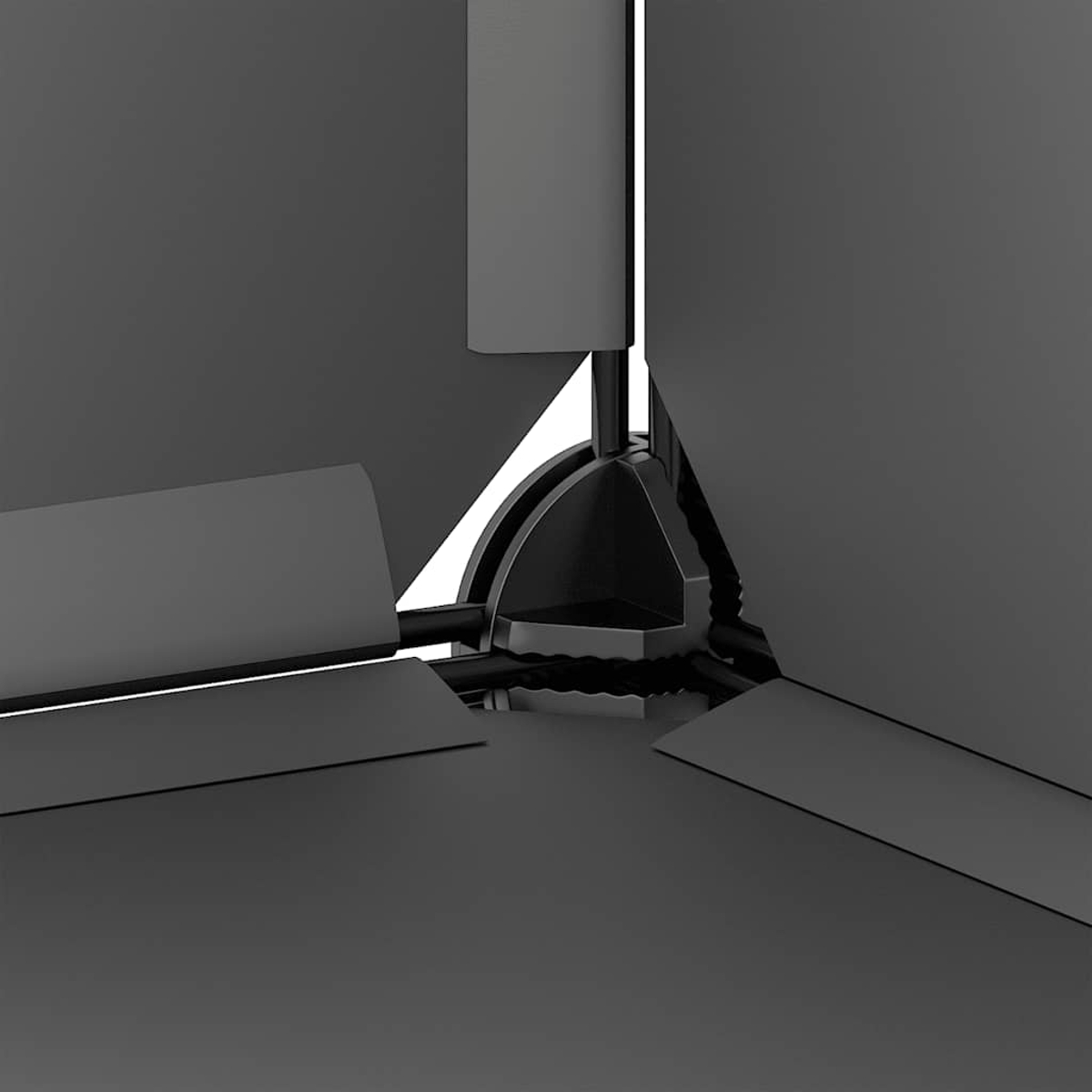 Nahaufnahme eines dunkelgrauen Deckenventilators. Die Flügel und die zentrale Struktur sind sichtbar, mit hellem weißem Licht im Hintergrund.