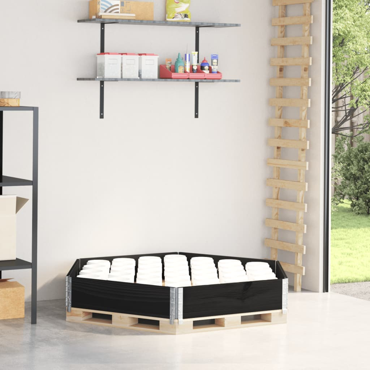 Un'area di stoccaggio con un contenitore di legno nero pieno di oggetti bianchi. Ripiani contengono contenitori e una scala è sul muro.