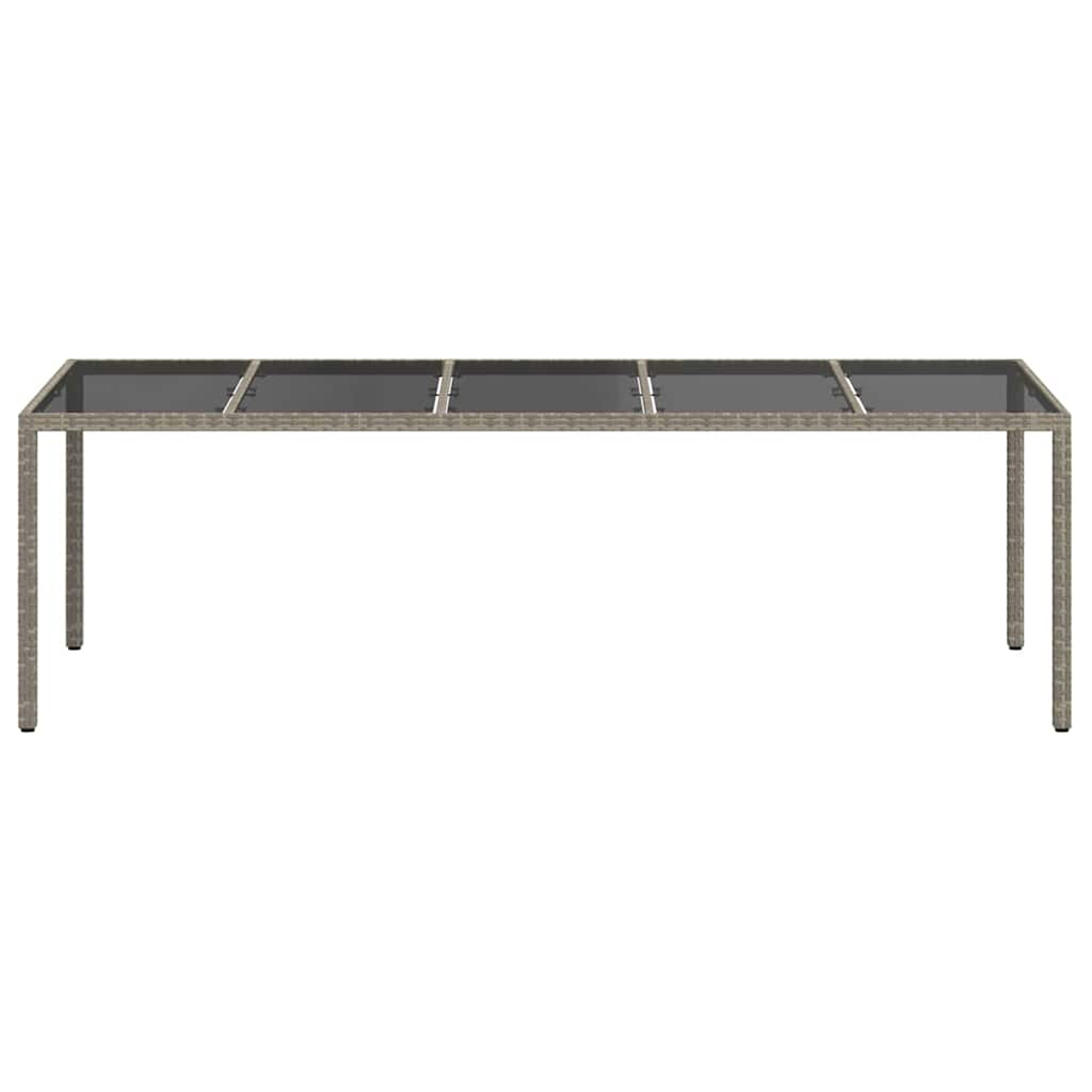 Ein rechteckiger Gartentisch mit Glasplatte und gewebten Beinen. Der Tisch hat vier Glasabschnitte.