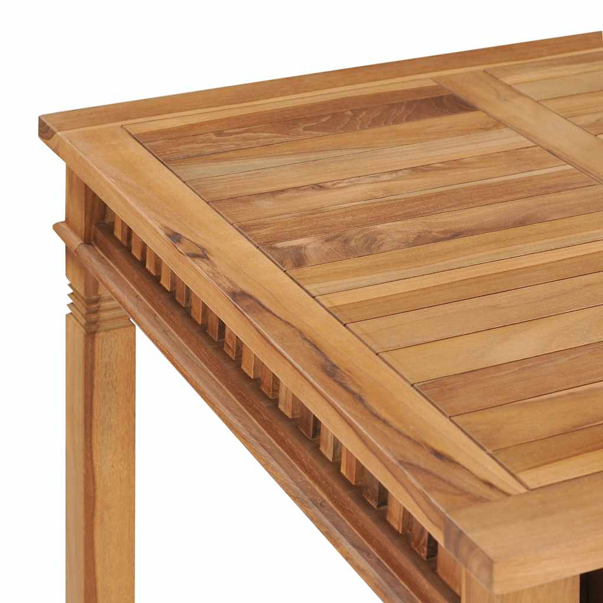 Nahaufnahme einer Holztischecke. Der Tisch ist hellbraun mit einer Lattenoberfläche und dekorativen Kanten. Natürliche Holzmaserung sichtbar.