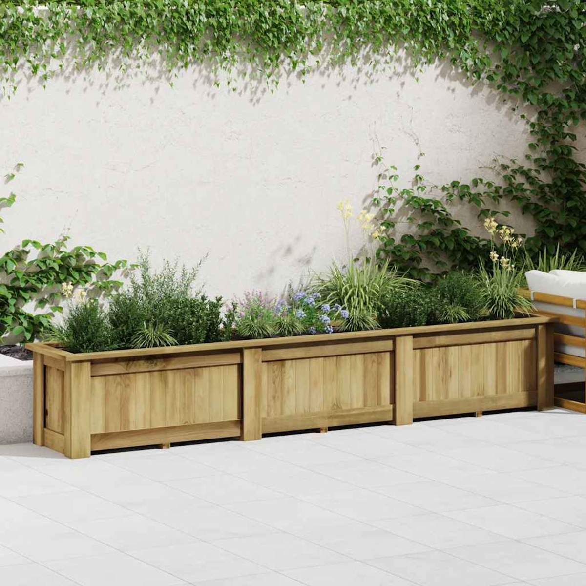 Drei hölzerne Pflanzkästen mit grünen Pflanzen und Blumen stehen auf einer gefliesten Terrasse. Efeu wächst an der Wand.
