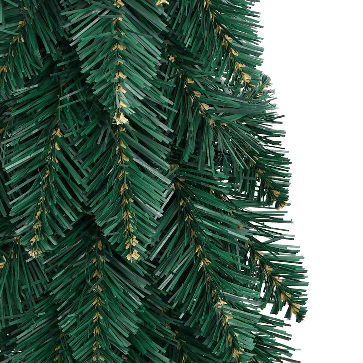 Nahaufnahme eines grünen künstlichen Weihnachtsbaums. Die Nadeln sind mit goldenen Akzenten versehen, vor weißem Hintergrund.