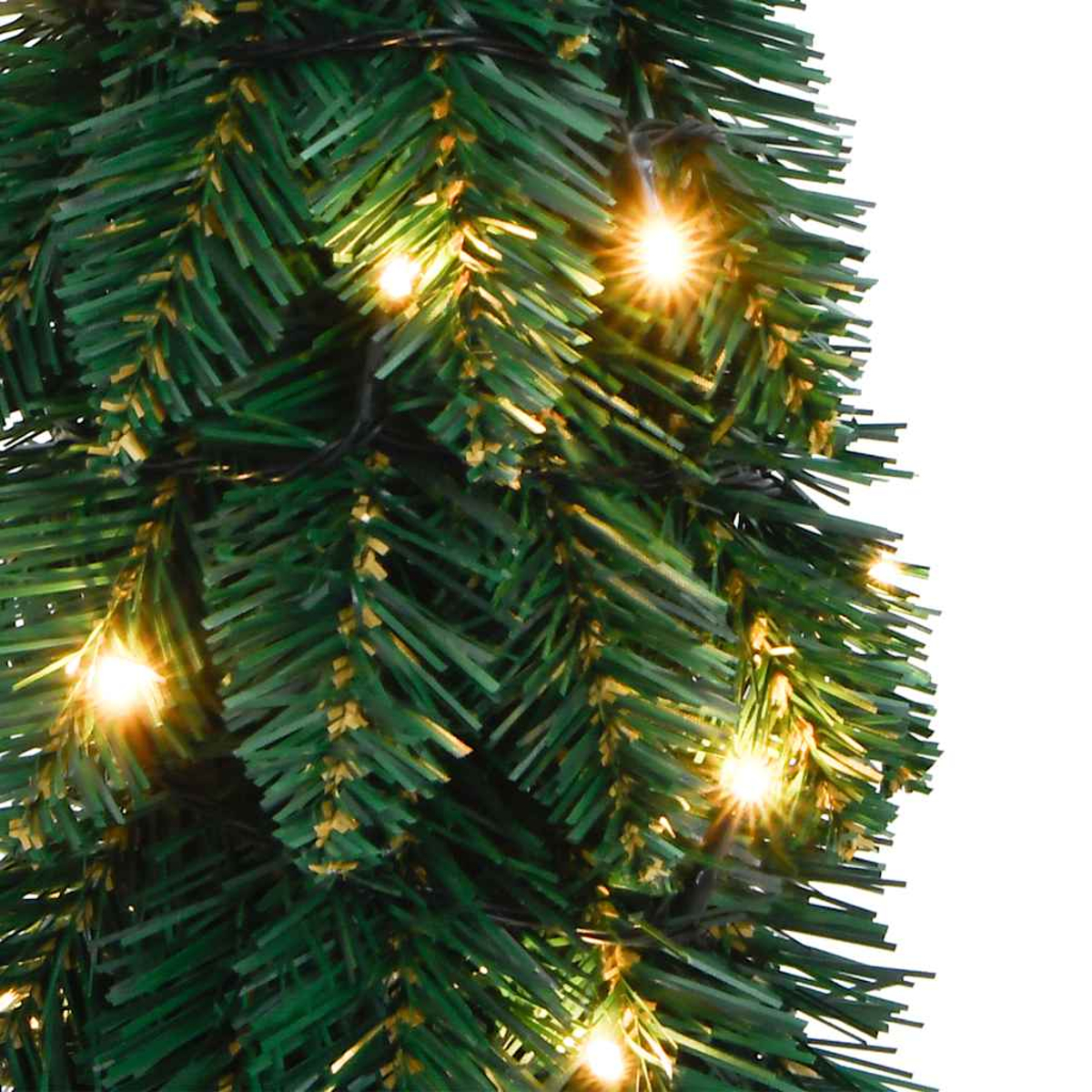 Nahaufnahme eines grünen Weihnachtsbaums mit kleinen, leuchtenden Lichtern. Die Lichter sind gleichmäßig über die Zweige verteilt.