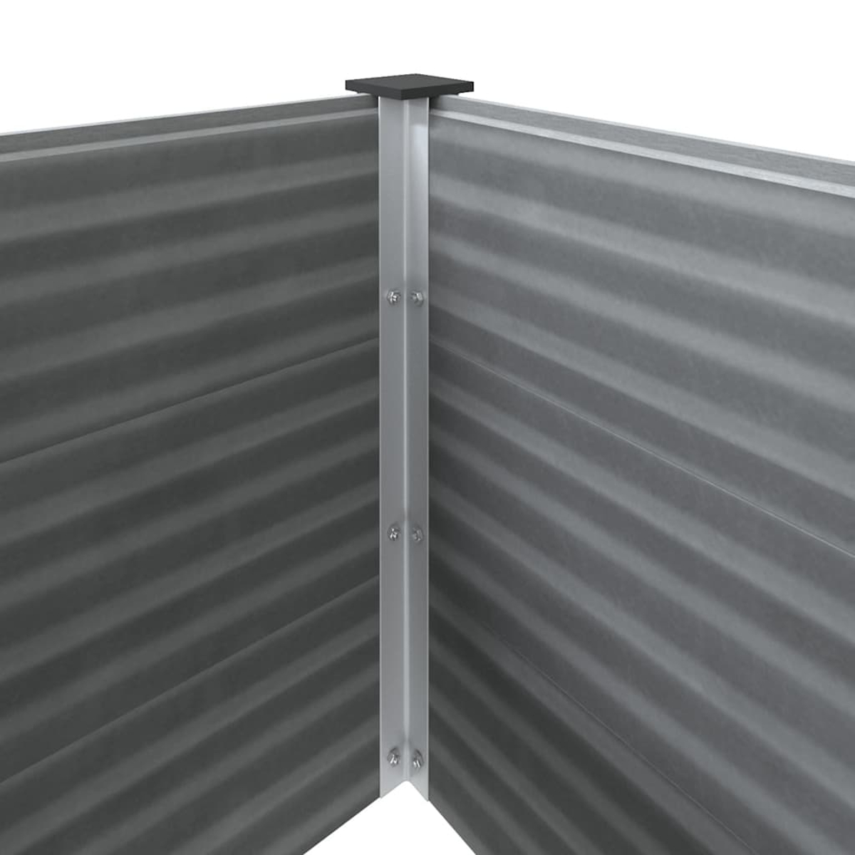 Nahaufnahme einer grauen, gewellten Metallpflanzkasten-Ecke. Ein silberner Metallpfosten verbindet die beiden Seiten. Eine schwarze quadratische Kappe sitzt auf dem Pfosten.