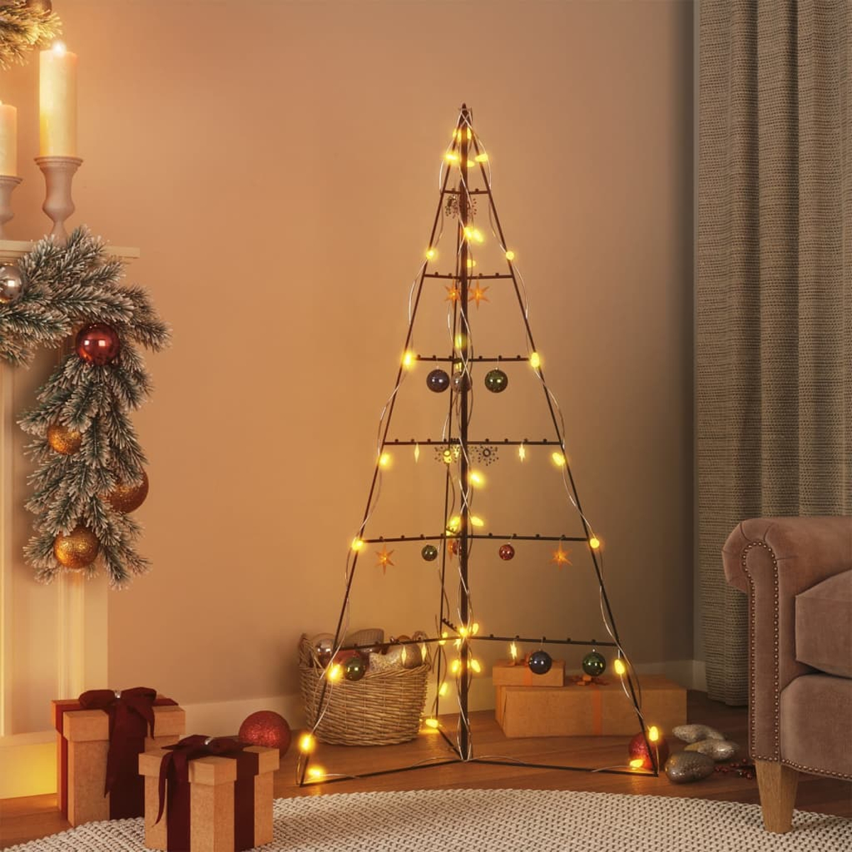 Ein Weihnachtsbaum aus Metall mit Lichtern und Ornamenten. Geschenke, ein Korb und ein Kamin sind im Hintergrund. Ein Sofa und ein Vorhang sind vorhanden.