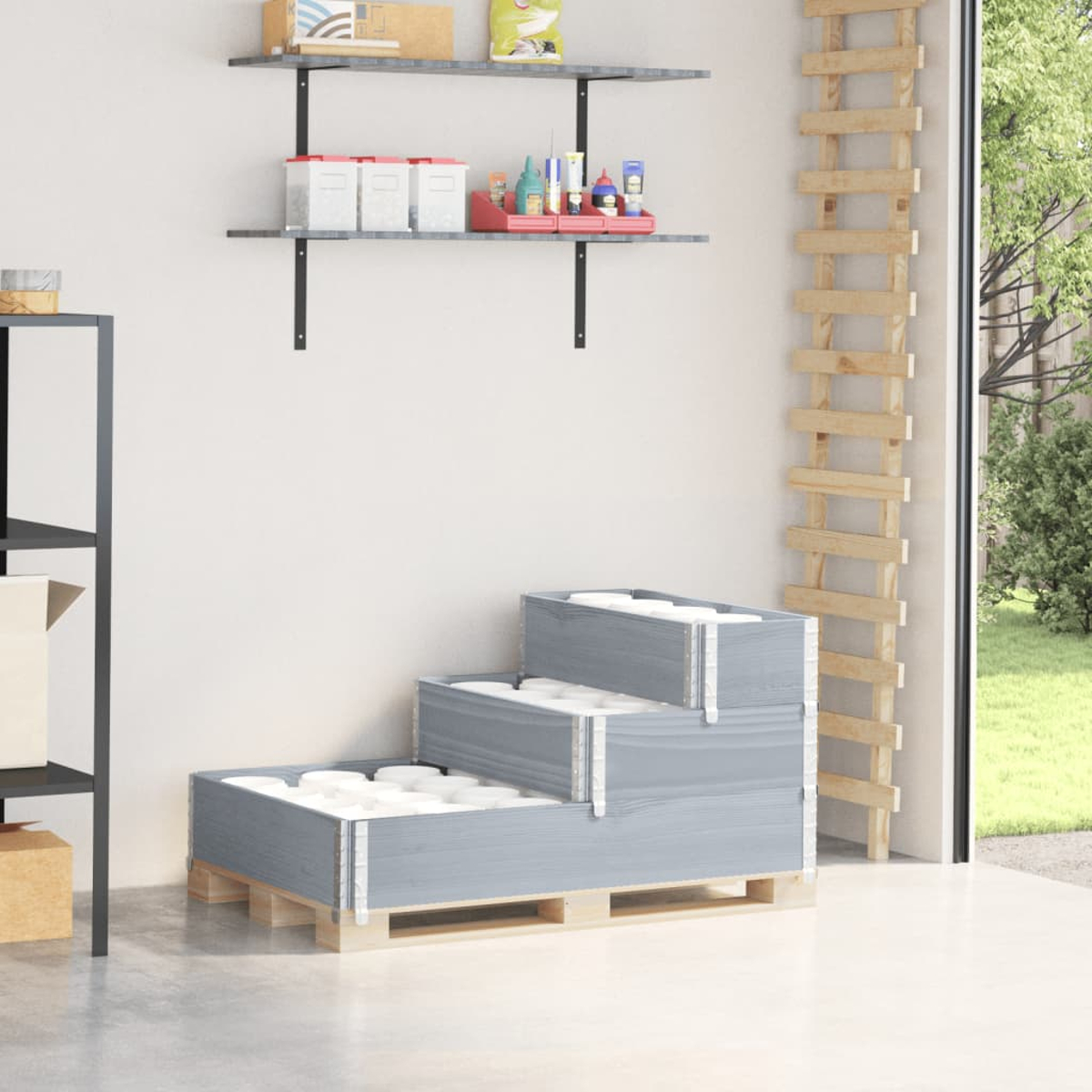 Una struttura a gradini in legno grigio con biancheria da letto bianca. Mensole con oggetti. Una scala di legno a destra. Finestra con alberi.