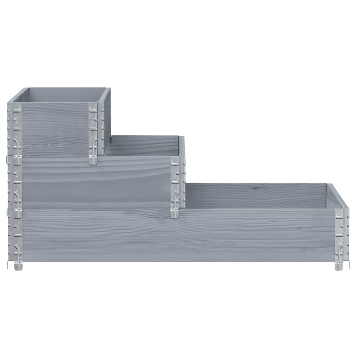Un'aiuola in legno grigio a gradini. Ha tre livelli, collegati da rinforzi metallici. Lo sfondo è bianco.