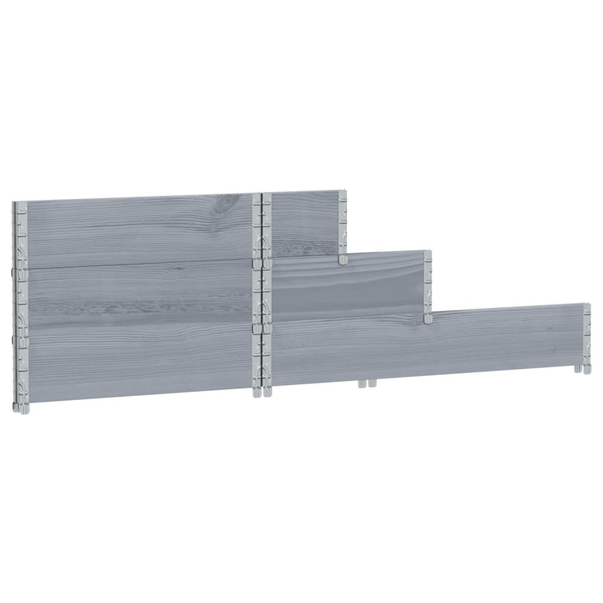 Bordo giardino in legno grigio a tre livelli. Le assi sono collegate con clip metalliche. Lo sfondo è bianco.