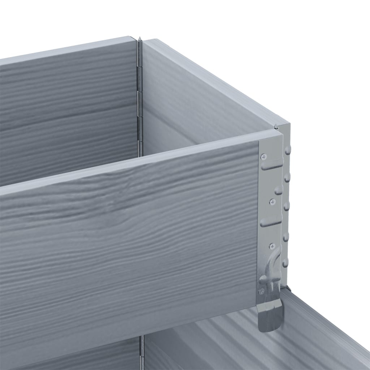 Primo piano di un angolo di fioriera in legno grigio. Staffe metalliche fissano le assi. Cerniere visibili. La venatura del legno è evidente.