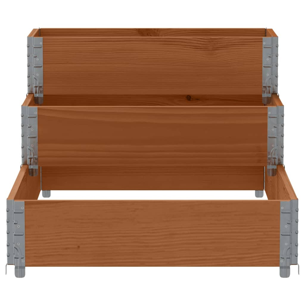 Una fioriera in legno a tre livelli con staffe angolari in metallo. Ogni livello è di altezza diversa, progettato per il giardinaggio.