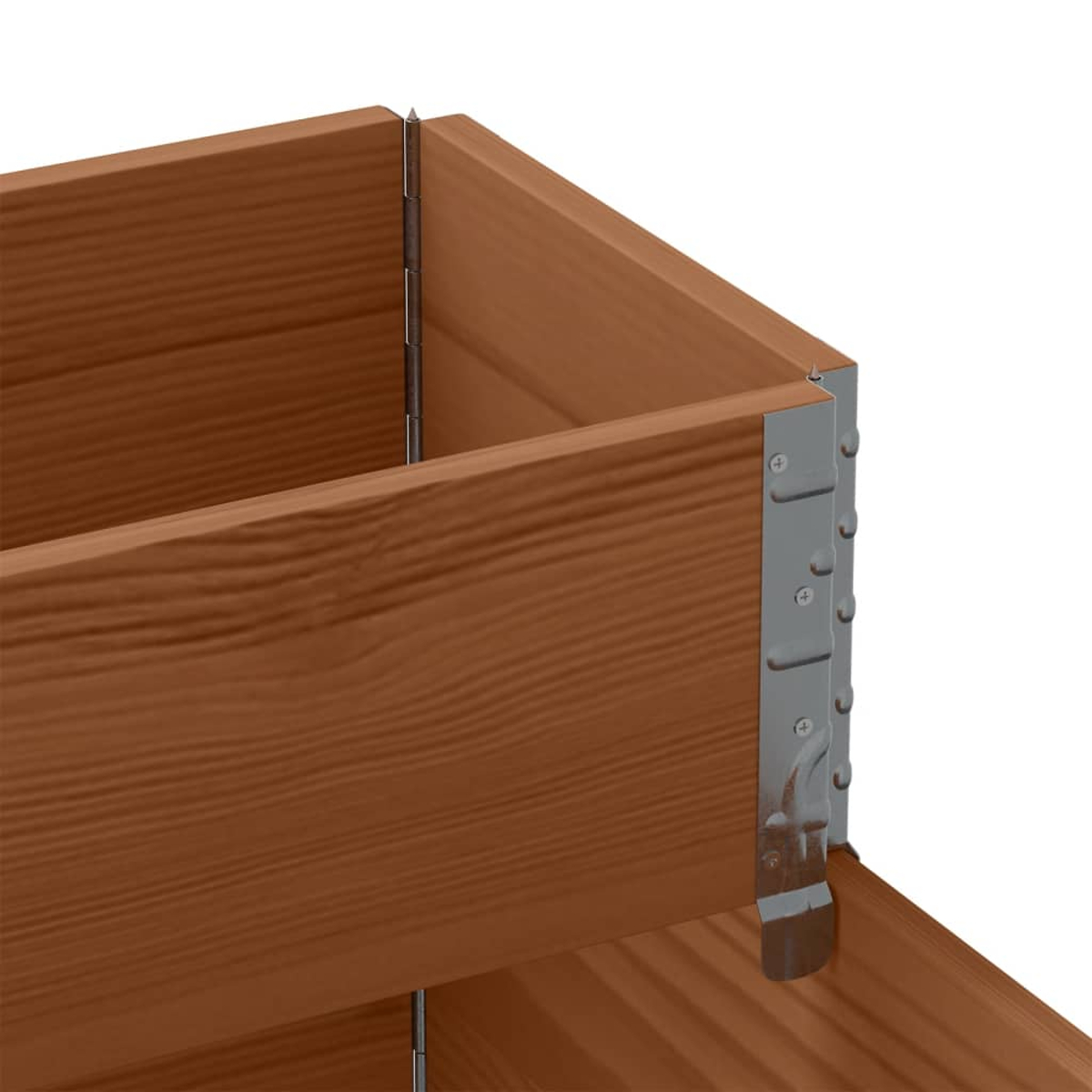 Primo piano dell'angolo di una scatola di legno. La scatola è in legno marrone, con cerniere e staffe angolari in metallo. La venatura del legno è visibile.