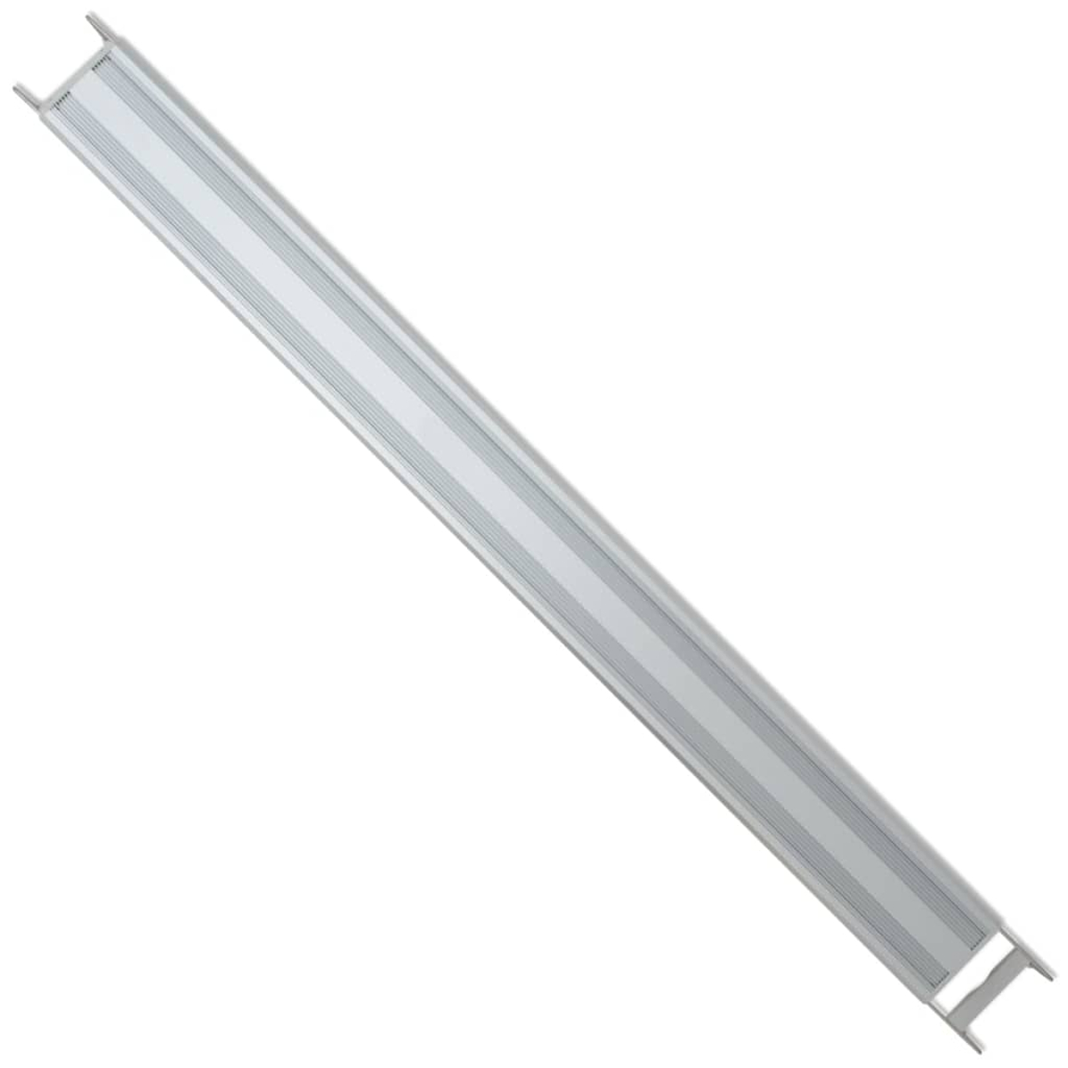 Ein langes, rechteckiges, silbernes LED-Leuchtmittel ist in einem Winkel zu sehen. Die Leuchte hat parallele Linien und Endhalterungen. Weißer Hintergrund.