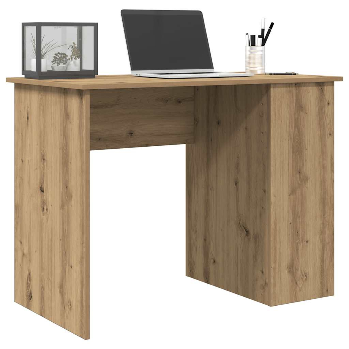 Ein Holzschreibtisch mit Laptop, Stifthalter und kleinem Glasschrank mit Pflanzen. Der Schreibtisch hat Holzbeine.