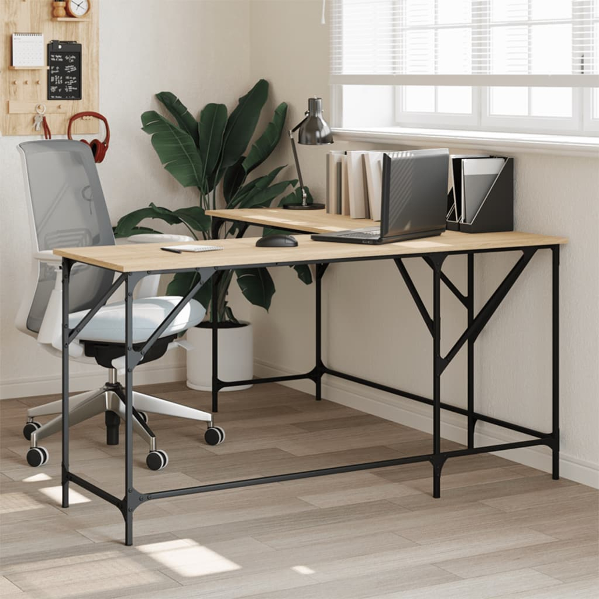 Ein Büro mit Schreibtisch, Stuhl, Laptop und Pflanzen. Im Hintergrund ein Fenster mit Jalousien.