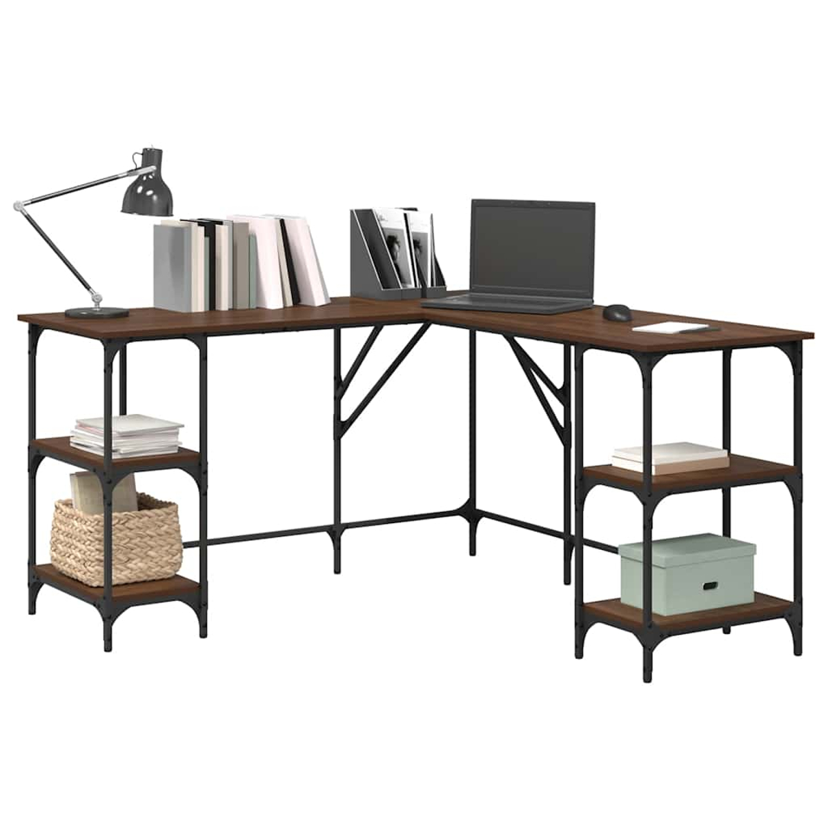 Ein L-förmiger Holzschreibtisch mit schwarzem Metallrahmen. Er hat einen Laptop, Bücher, eine Lampe, Körbe und Aufbewahrungsboxen.