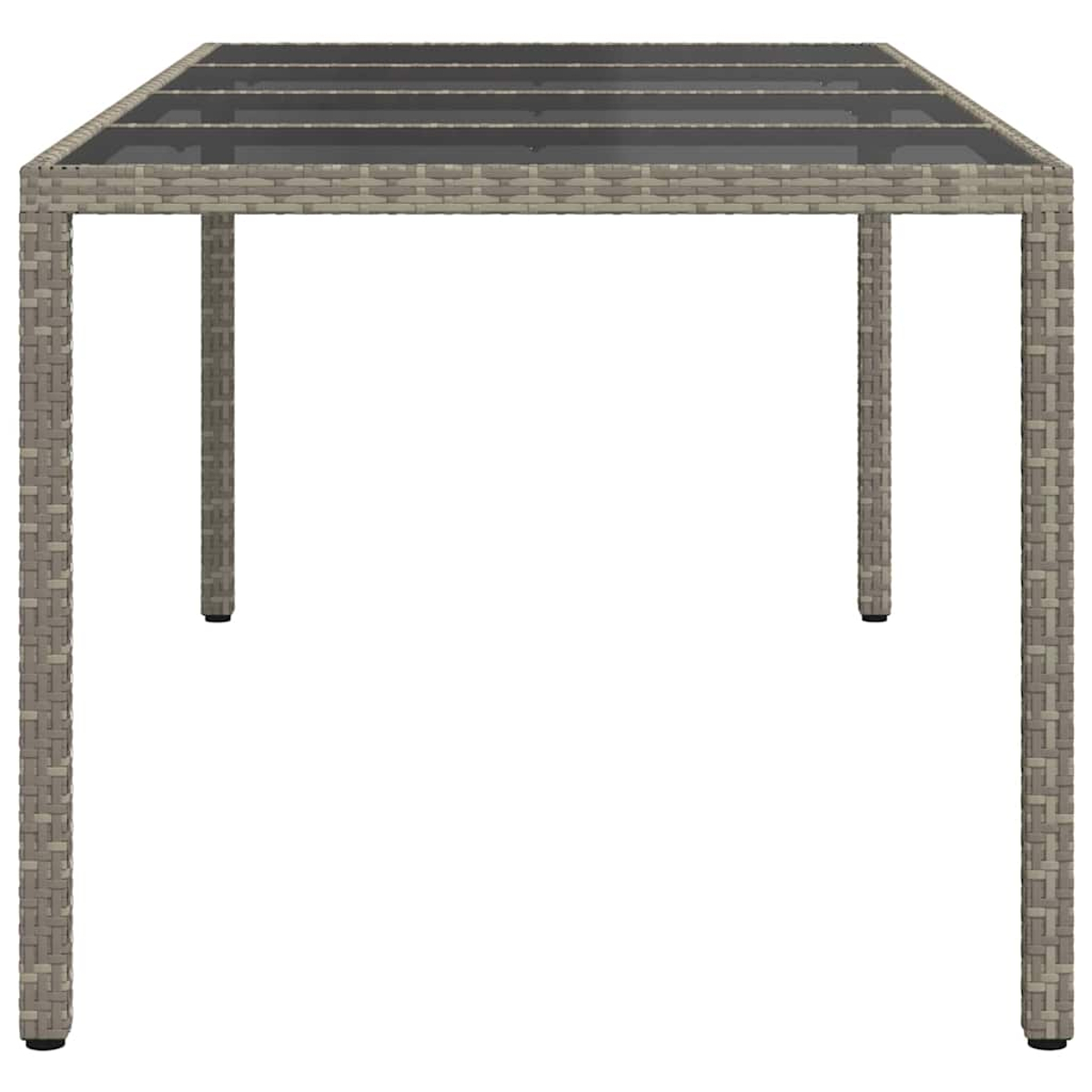 Ein rechteckiger Outdoor-Tisch mit Glasplatte und gewebten grauen Beinen. Der Tisch ist leer und auf weißem Hintergrund isoliert.