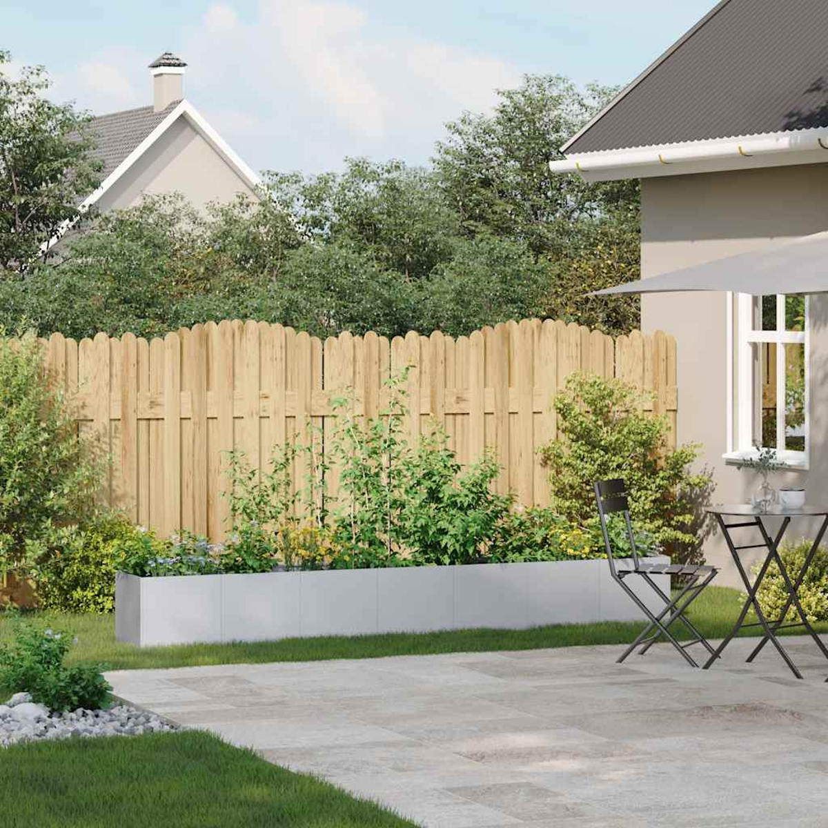 Una scena di giardino con una recinzione in legno, piante, una casa, un patio con tavolo e sedie e un prato verde.