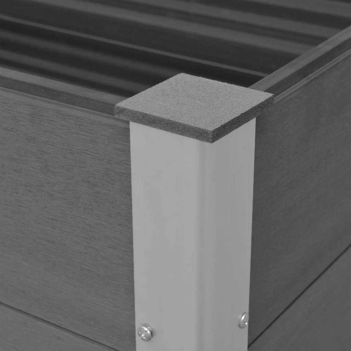 Nahaufnahme einer grauen Hochbeetecke. Ein weißer Pfosten mit grauem Aufsatz und Holzpaneelen. Schrauben sind sichtbar.